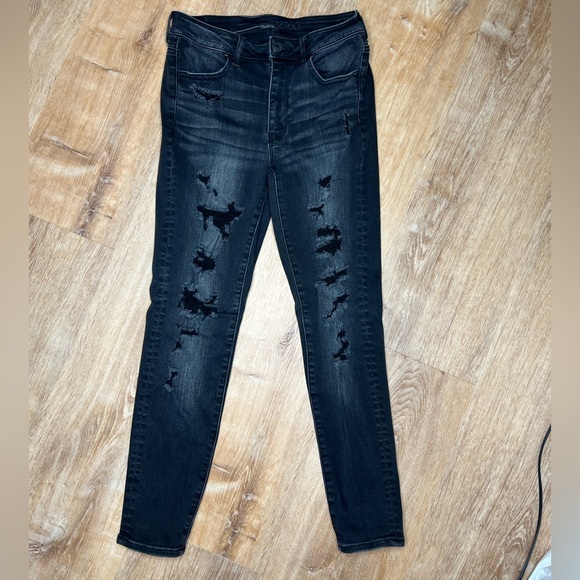 American Eagle Outfitters Denim - AMERICAN EAGLE high rise stretch jean. Black distressed Jean/jegging. Size 6.